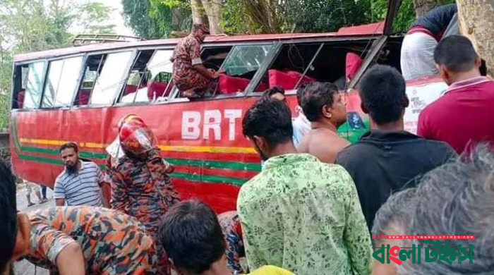 বৈদ্যুতিক খুঁটিতে বিআরটিসি বাসের ধাক্কা, প্রাণ গেল ২ জনের